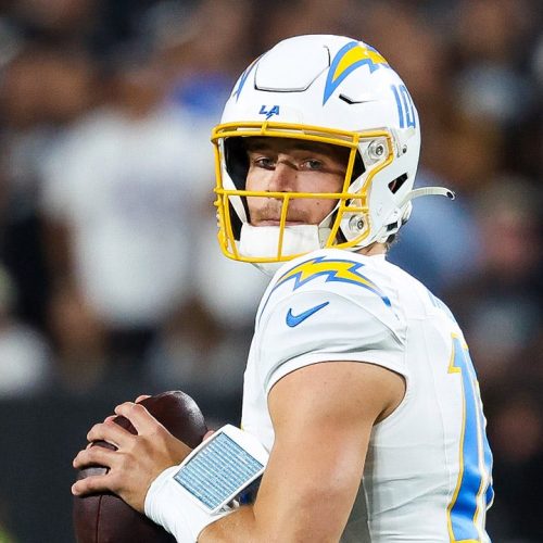 Justin Herbert leads Chargers past Raiders with 2 touchdown passes