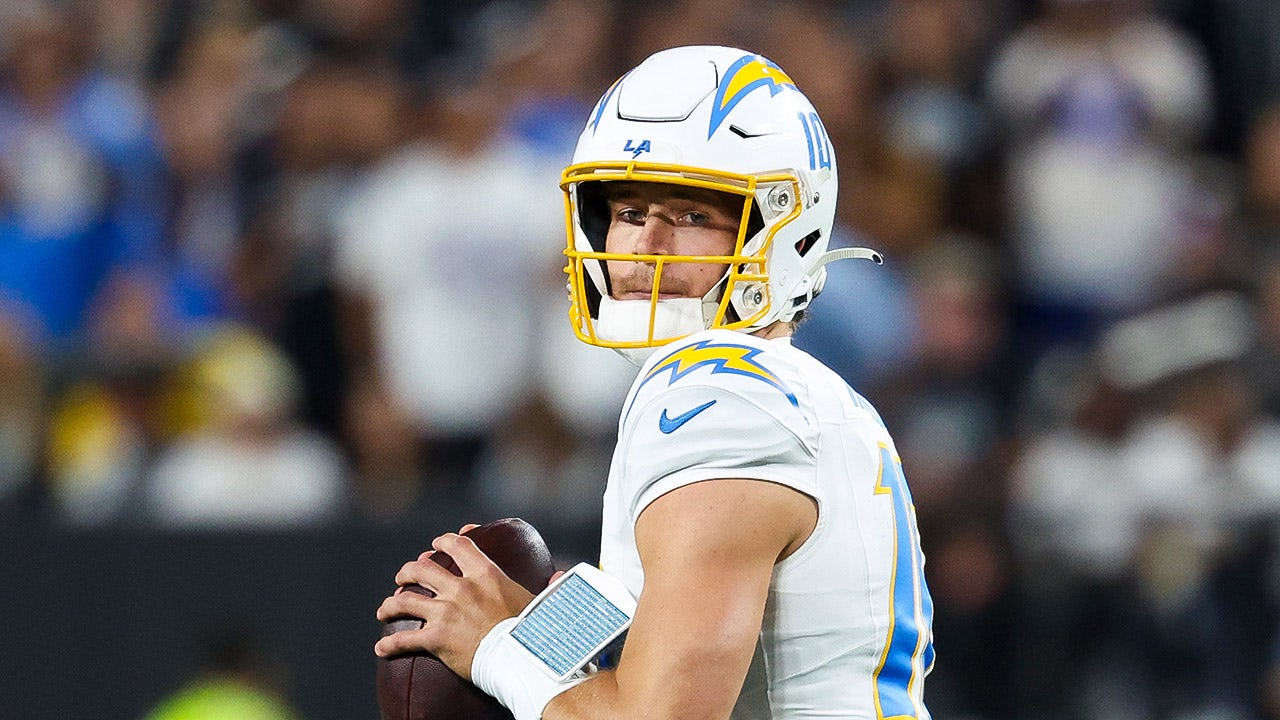 Justin Herbert leads Chargers past Raiders with 2 touchdown passes
